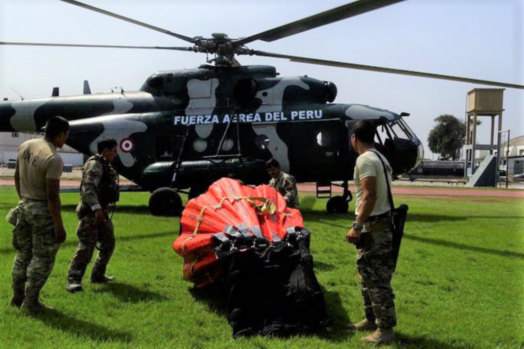 Brigadas contraincendios y helicóptero de la FAP reanudan trabajos para sofocar incendio forestal cerca de fortaleza de Kuélap, en Amazonas.