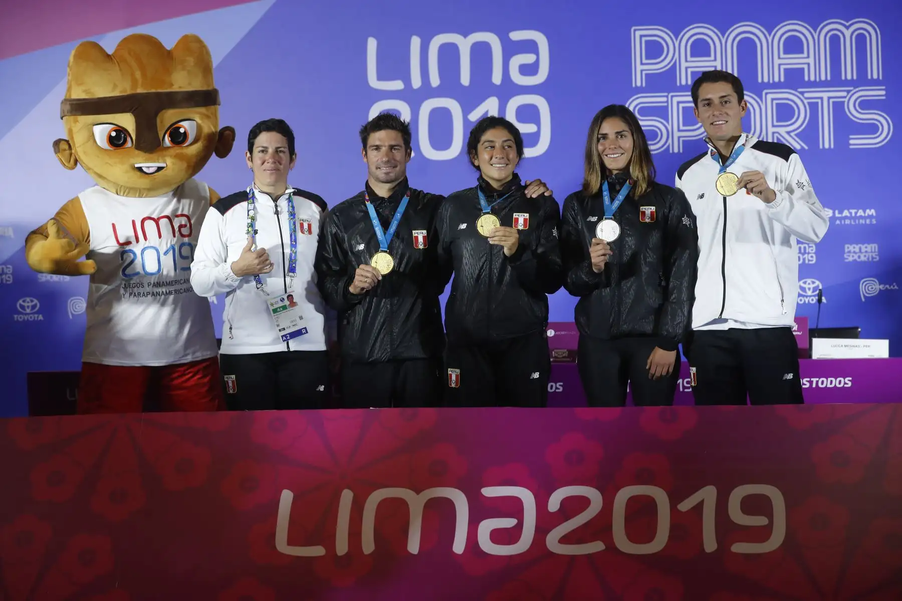 Piccolo Clemente, Lucca Mesinas, Daniella Rosas, Vania Torres y giannisa Vecco,   medallistas de surf en los juegos Panamericanos Lima 2019. Foto: ANDINA/Josue Ramos