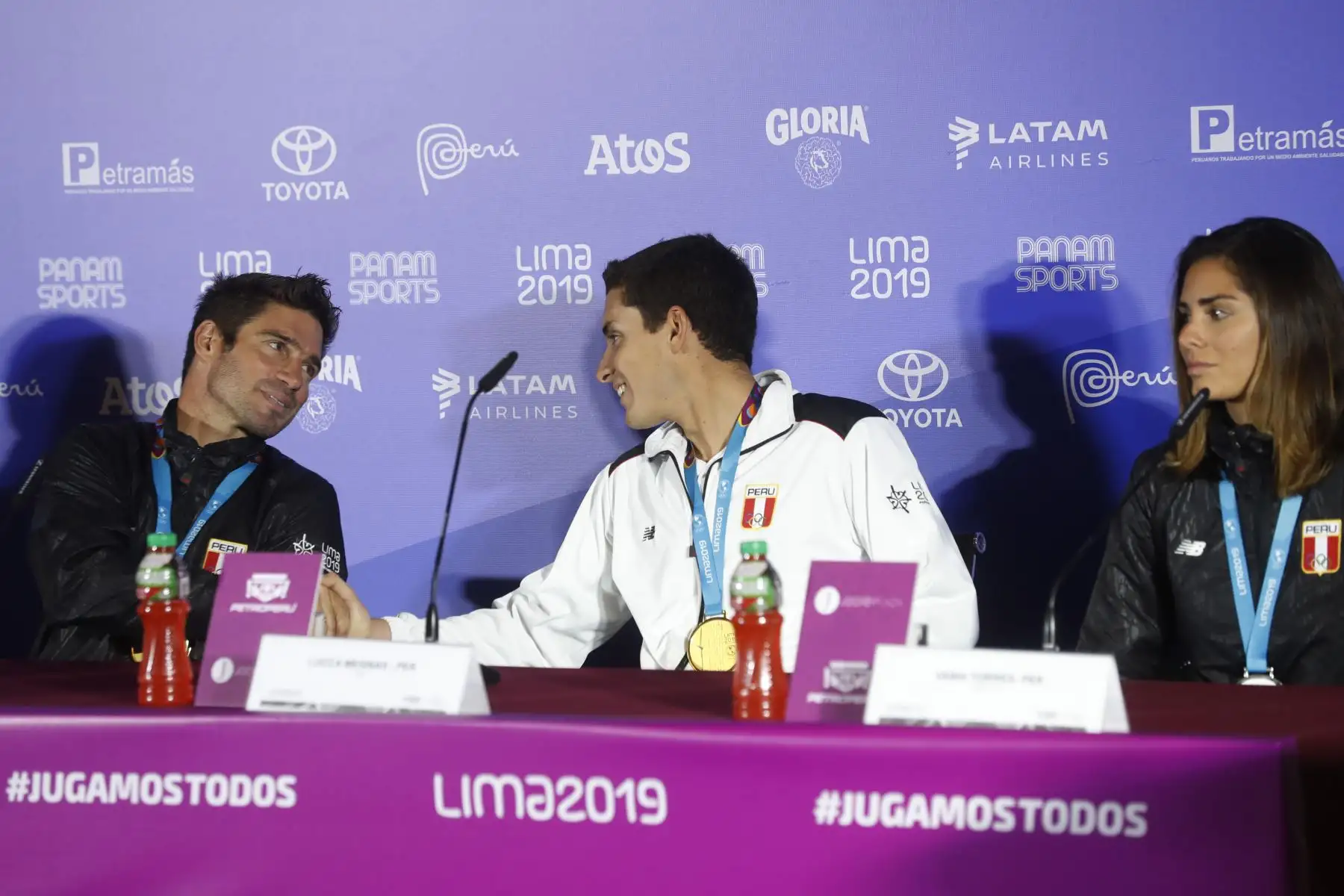 Piccolo Clemente, Lucca Mesinas, Daniella Rosas, Vania Torres y Giannisa Vecco,   medallistas de surf en los juegos Panamericanos Lima 2019. Foto: ANDINA/Josue Ramos
