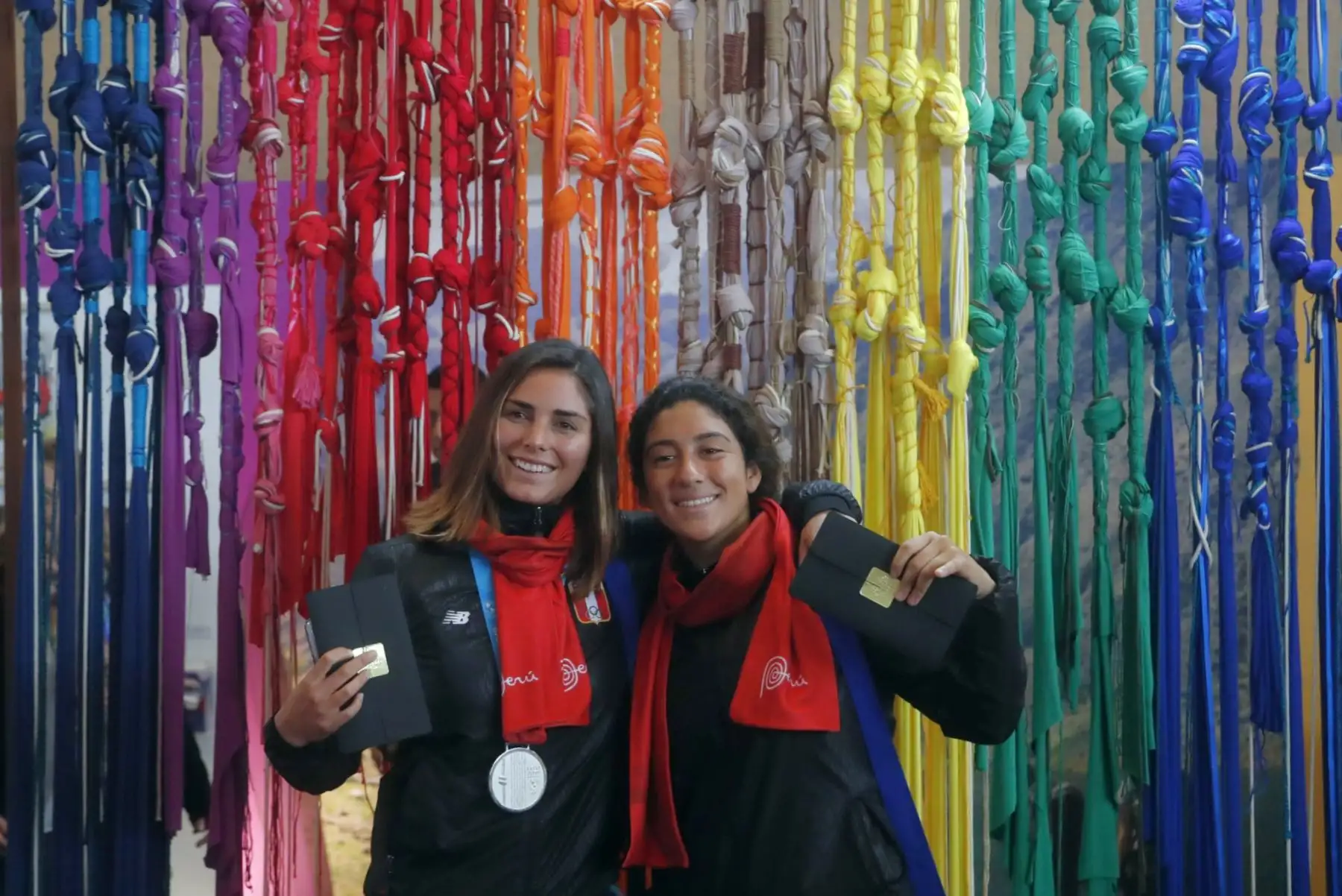 Vania Torres  y Daniella Rosas, medallistas de surf en los juegos Panamericanos Lima 2019. Foto: ANDINA/Josue Ramos