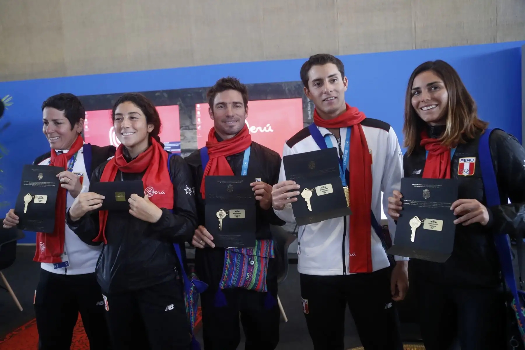 Los medallistas del team de surf de los panamericanos reciben las llaves de los departamentos ganados en la Villa Panamericana. Foto: ANDINA/Josue Ramos