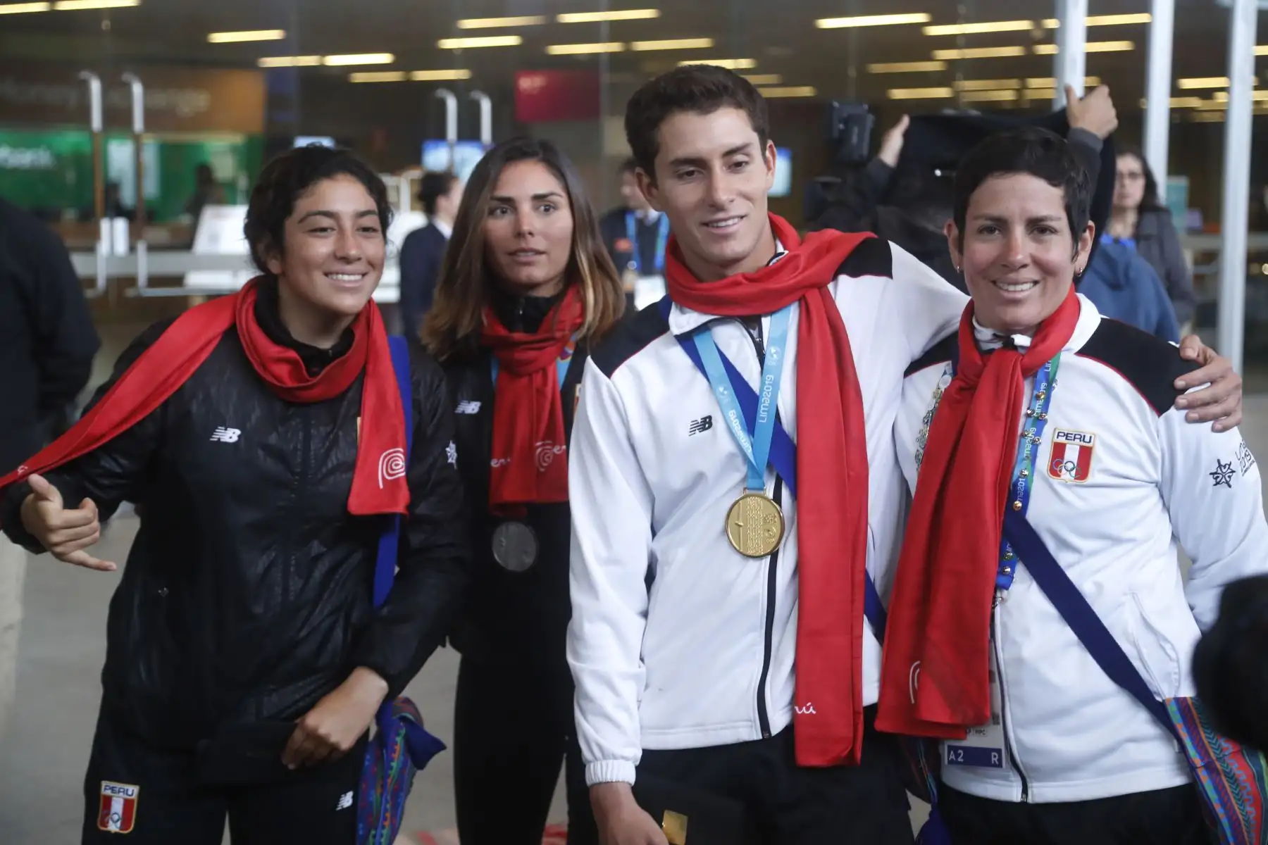 Piccolo Clemente, Lucca Mesinas, Daniella Rosas, Vania Torres y Giannisa Vecco,   medallistas de surf en los juegos Panamericanos Lima 2019. Foto: ANDINA/Josue Ramos