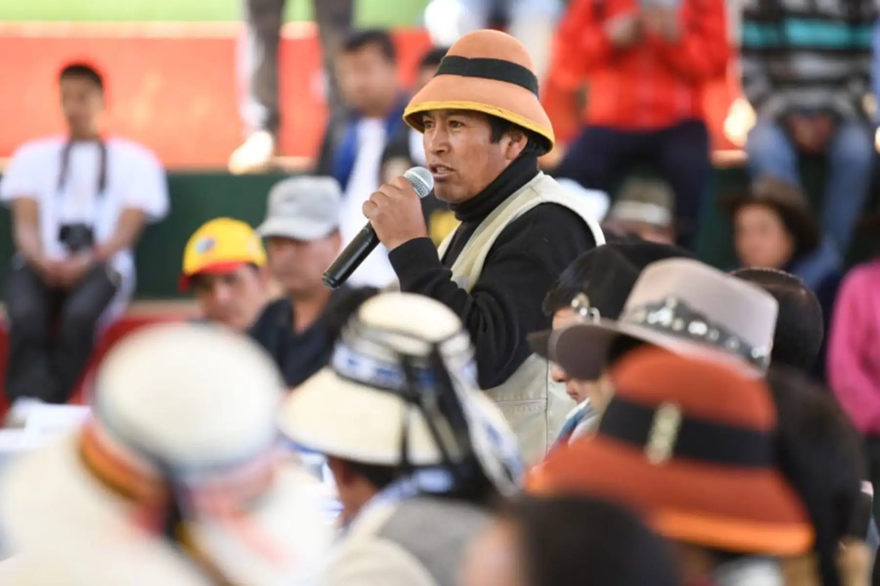 Pobladores de los distritos de Cotabambas, Tambobamba, Challhuahuacho, Haquira, Coyllurqui, Mara y Progreso en Apurímac manifiestan sus demandas en dialogo con el ministro del Interior.
Foto: MININTER