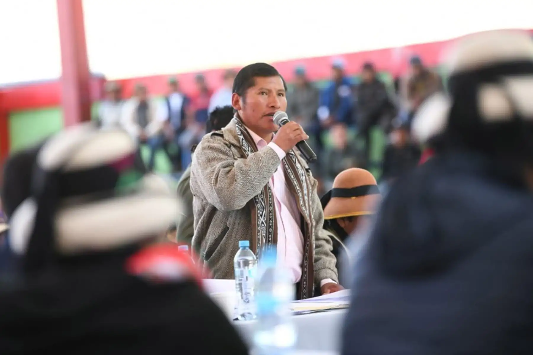 Pobladores de los distritos de Cotabambas, Tambobamba, Challhuahuacho, Haquira, Coyllurqui, Mara y Progreso en Apurímac manifiestan sus demandas en dialogo con el ministro del Interior.
Foto: MININTER