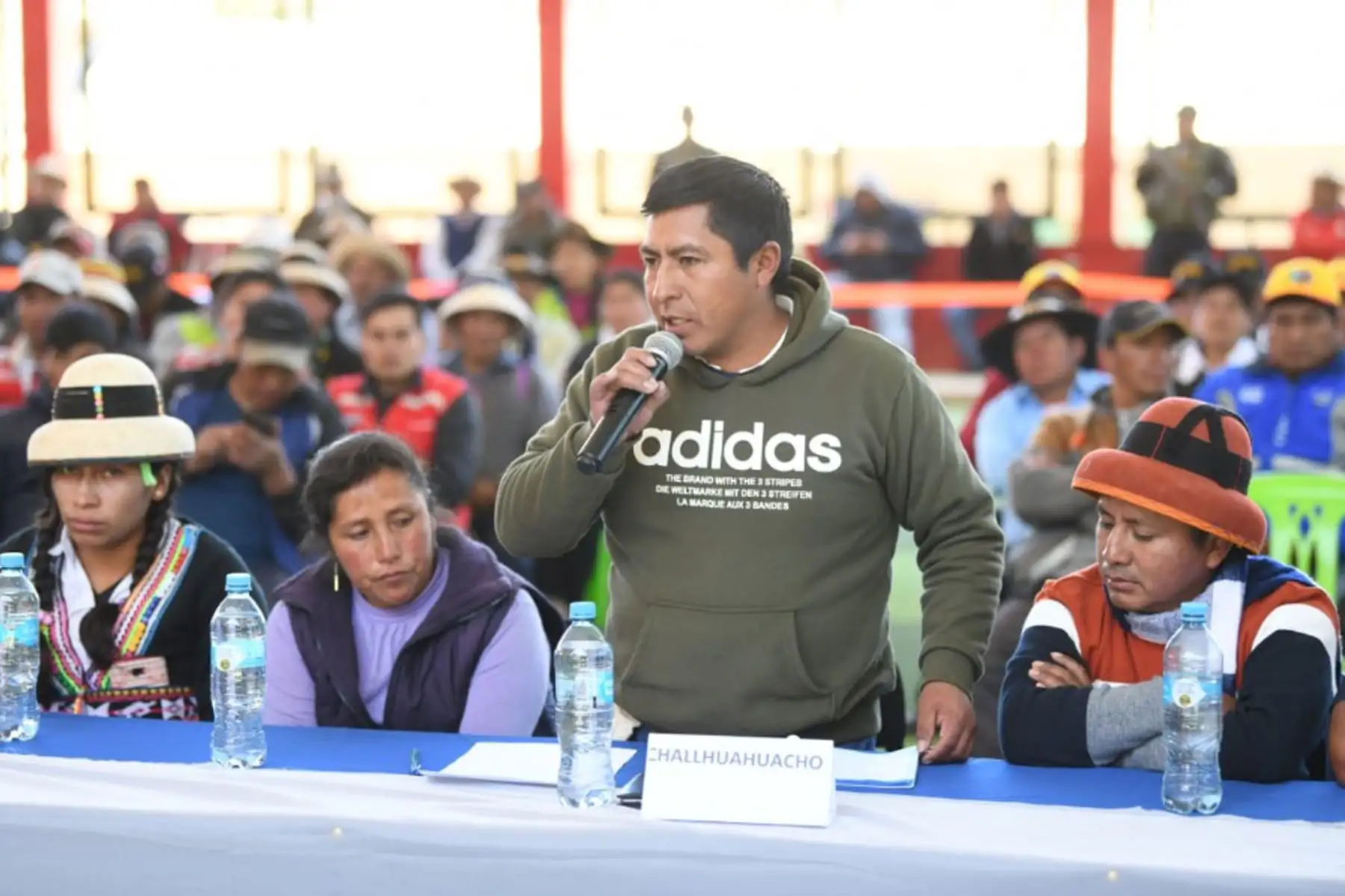 Pobladores de los distritos de Cotabambas, Tambobamba, Challhuahuacho, Haquira, Coyllurqui, Mara y Progreso en Apurímac manifiestan sus demandas en dialogo con el ministro del Interior.
Foto: MININTER