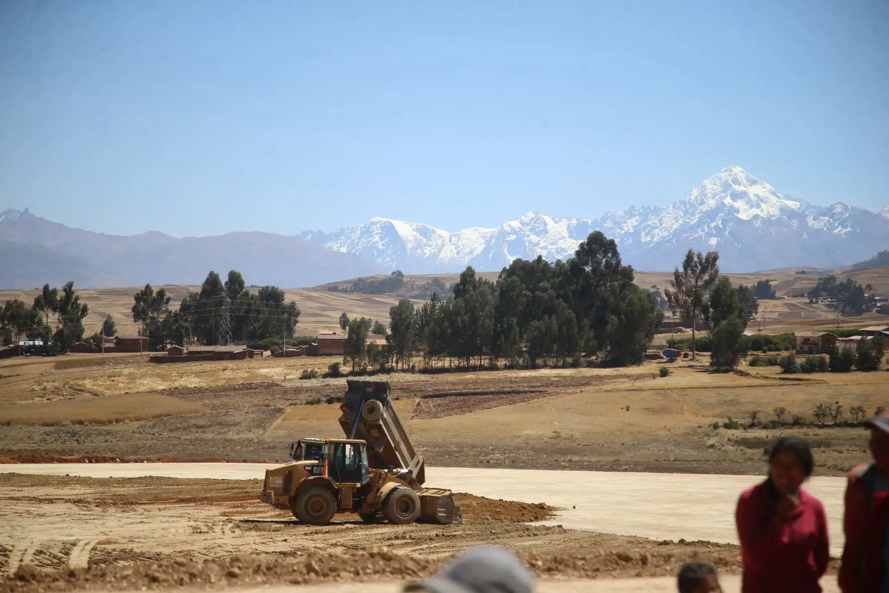 Trabajos de remoción de tierras del Primer Aeropuerto Verde del Perú  en Chinchero - Cusco.
Foto:MTC