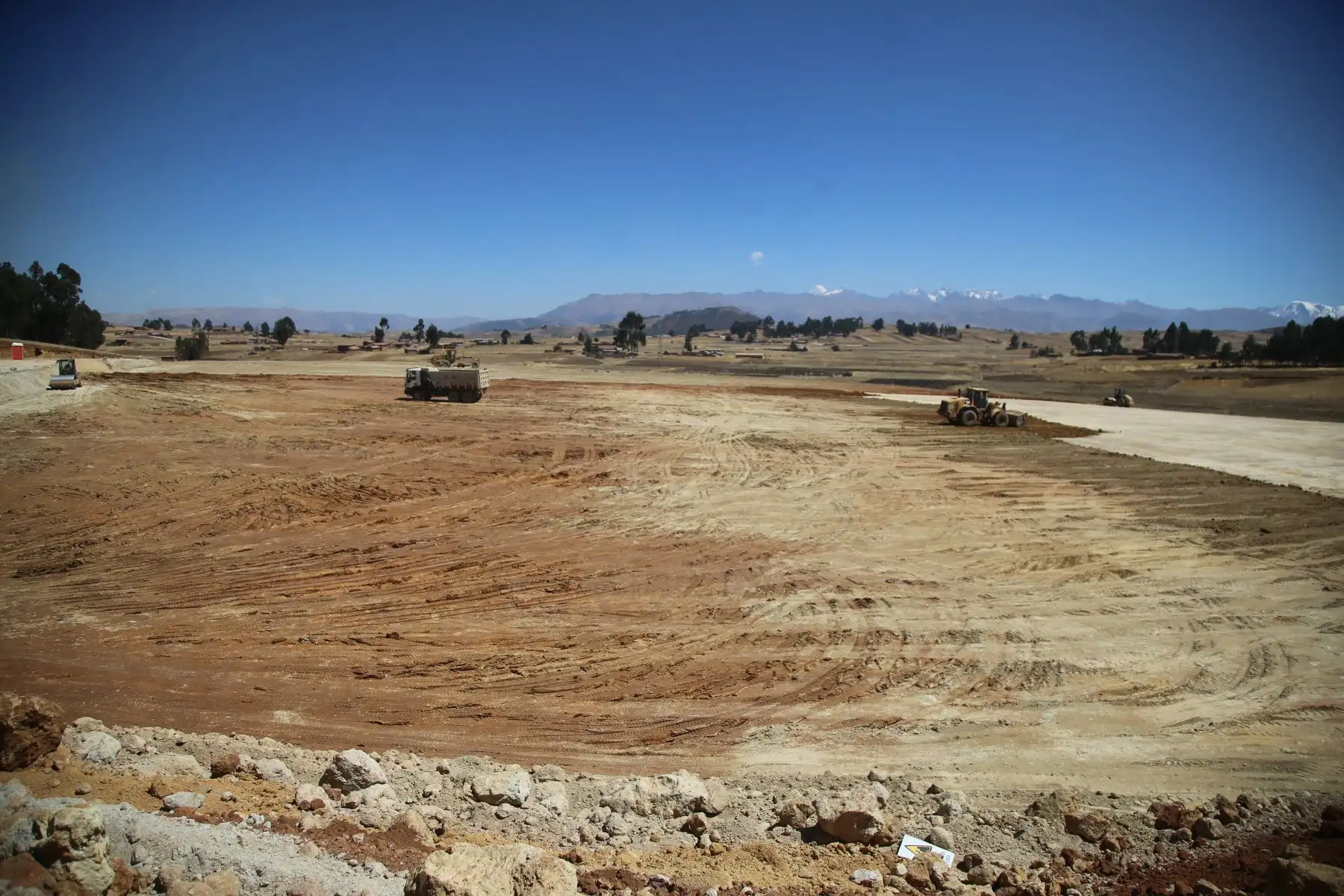 Trabajos de remoción de tierras del Primer Aeropuerto Verde del Perú  en Chinchero - Cusco.
Foto:MTC