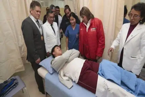 La ministra de Salud, Zulema Tomás, comprobó hoy la atención especializada que se brinda a los pacientes en el nuevo Hospital Regional Miguel Ángel Mariscal Llerena de Ayacucho, que cuenta con equipos de última generación y moderna infraestructura.