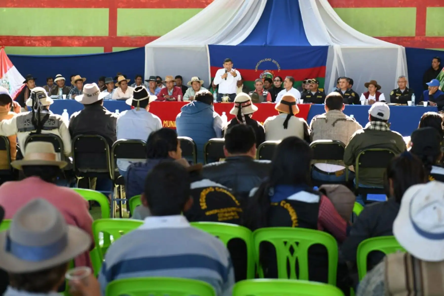 Ministro del Interior, CarlosMorán, se reúne con pobladores de los distritos de Cotabambas, Tambobamba, Challhuahuacho, Haquira, Coyllurqui, Mara y Progreso en Apurímac para escuchar demandas.
Foto: MININTER
