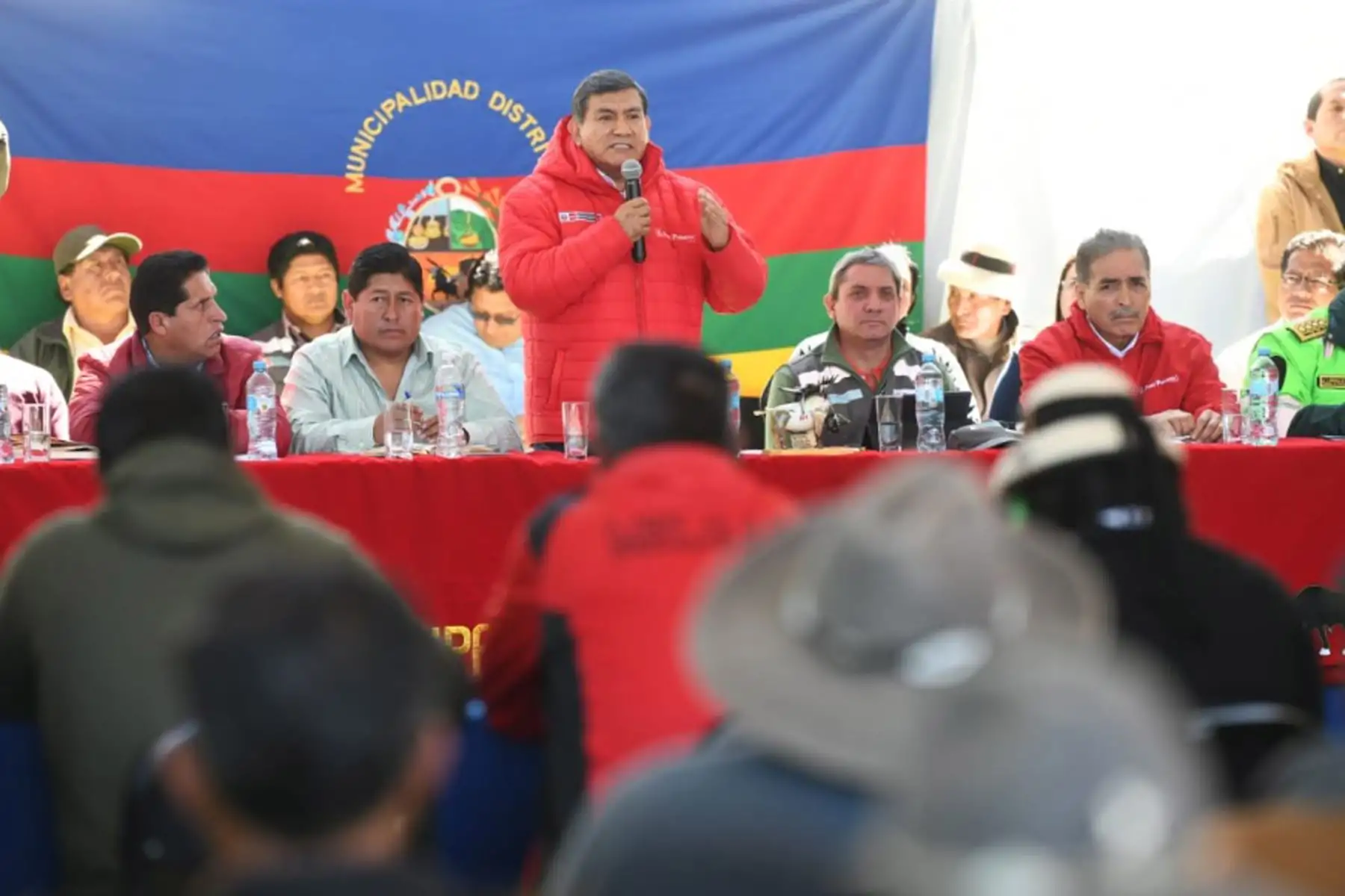 Ministro del Interior, CarlosMorán, se reúne con pobladores de los distritos de Cotabambas, Tambobamba, Challhuahuacho, Haquira, Coyllurqui, Mara y Progreso en Apurímac para escuchar demandas.
Foto: MININTER