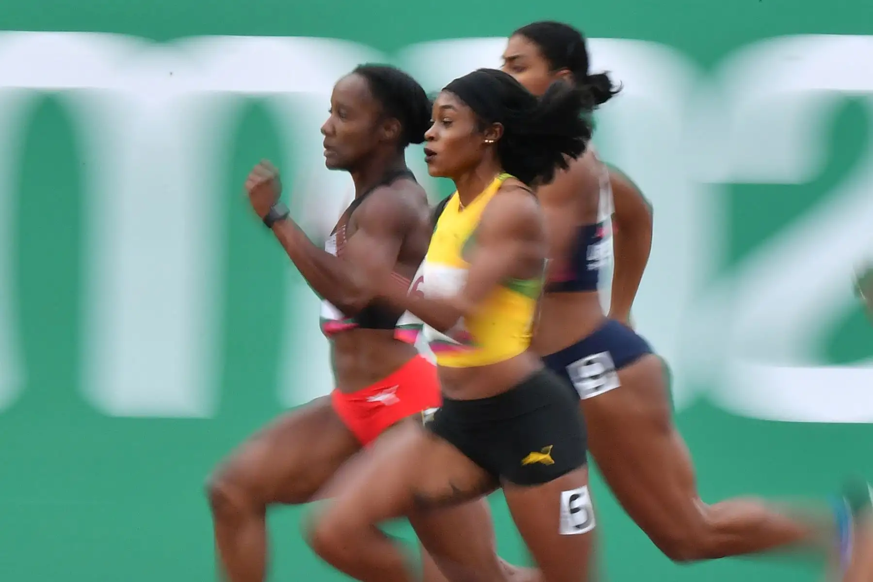 La jamaicana Elaine Thompson (C) compite en la Semifinal de Atletismo Femenino 100m 2/3 en los Juegos Panamericanos Lima 2019.
Foto: AFP