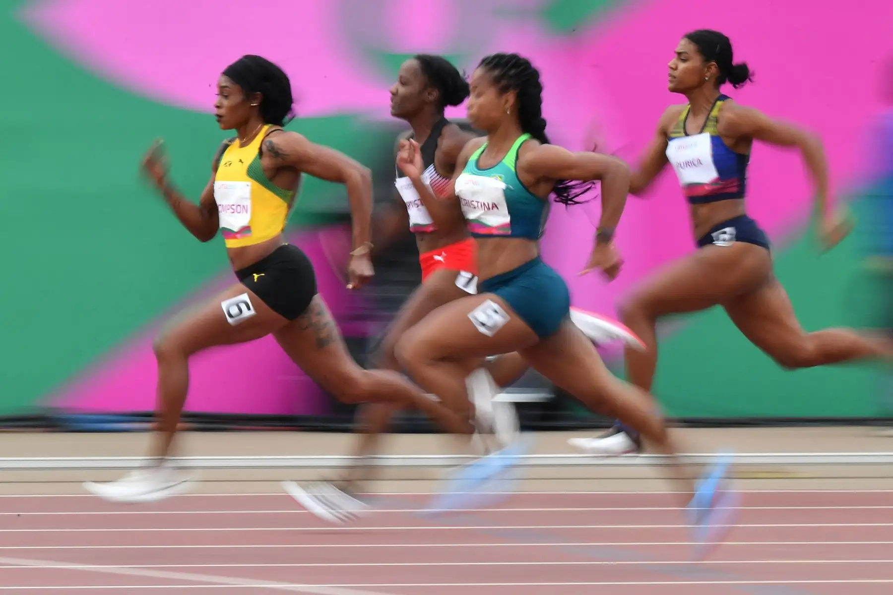 (De izquierda a derecha) Elaine Thompson de Jamaica, Kelly-Ann Baptiste de Trinidad y Tobago, Vitoria Cristina de Brasil y Andrea Purica de Venezuela compiten en la Semifinal 100m de Atletismo Femenino 2/3 en los Juegos Panamericanos de Lima 2019.
Foto: AFP