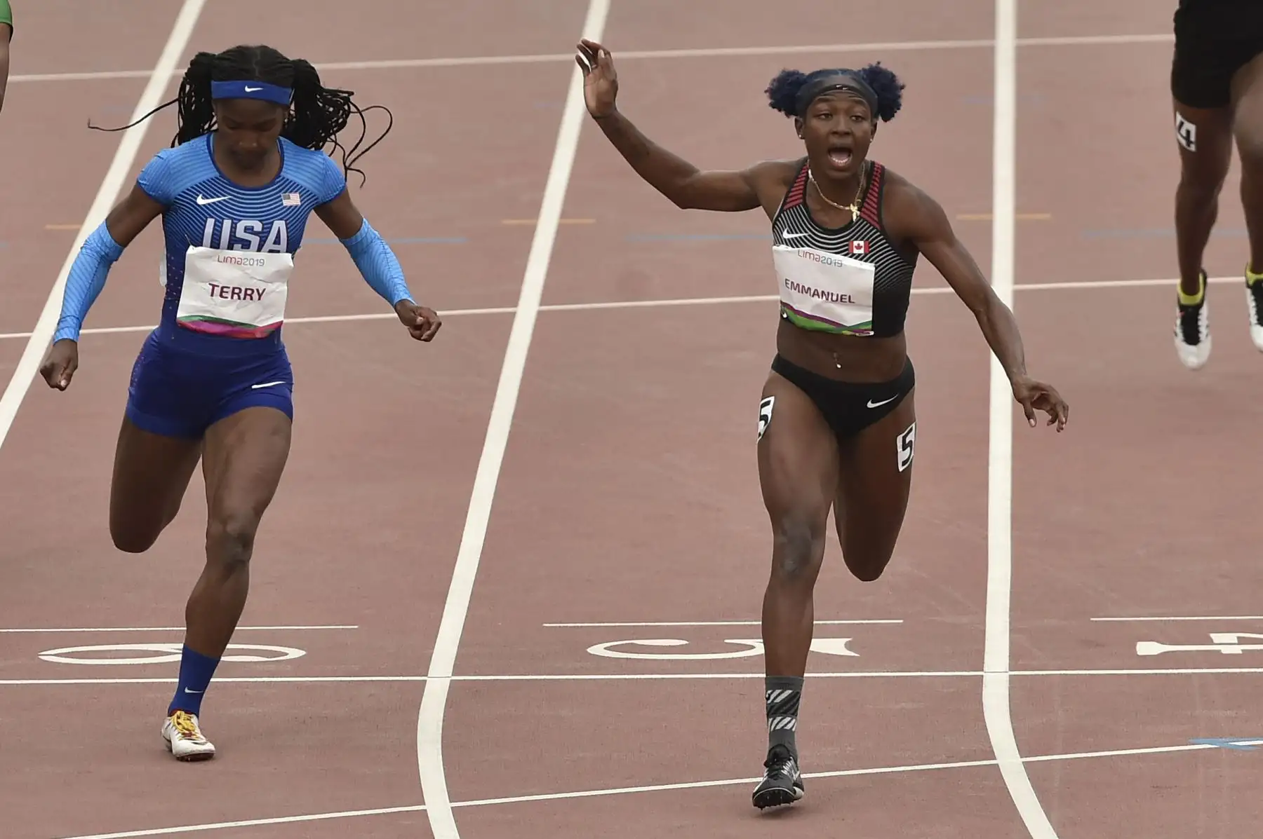 La canadiense Crystal Emmanuel (R) y la estadounidense Twanisha Terry compiten durante la Semifinal de Atletismo Femenino 100m 3/3 en los Juegos Panamericanos de Lima 2019.
Foto: AFP