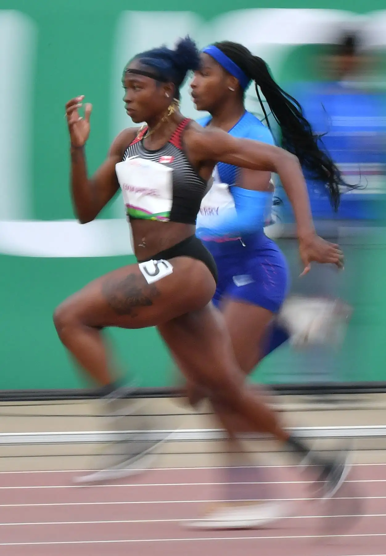 La canadiense Crystal Emmanuel (R) y la estadounidense Twanisha Terry compiten durante la Semifinal de Atletismo Femenino 100m 3/3 en los Juegos Panamericanos de Lima 2019.
Foto: AFP