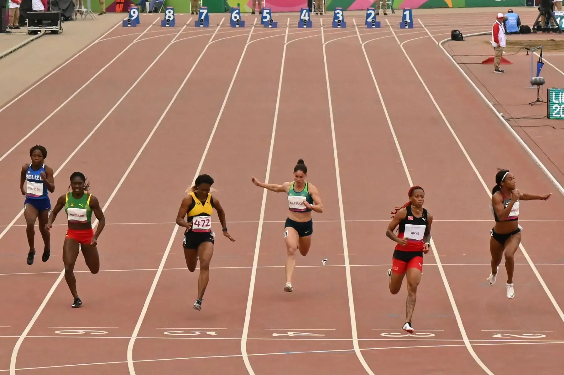 De izquierda a derecha) Hilary Gladden de Belice, Halle Hazzard de Granada, Natasha Morrison de Jamaica, Franciela Krasucki de Brasil, Michelle-Lee Ahye de Trinidad y Tobago y Leya Buchanan de Canadá compiten durante la Semifinal de 100m de Atletismo Masculino 1/3 en los Juegos Panamericanos de Lima 2019.
Foto: AFP