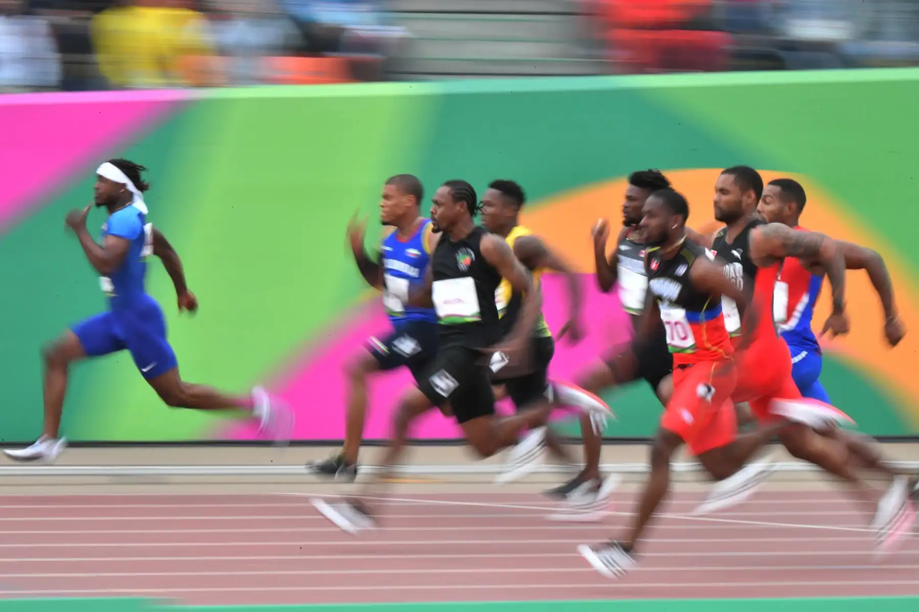 Atletas compiten en la semifinal de atletismo masculino de 100 metros en los Juegos Panamericanos de Lima 2019.
Foto: AFP
