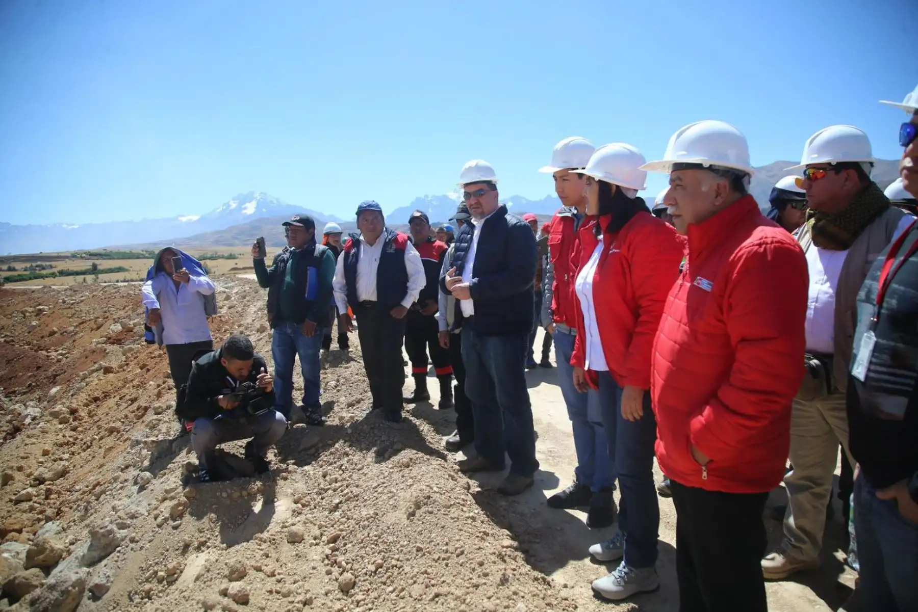 La ministra de Transportes y Comunicaciones, María Jara, supervisó el movimiento de tierras del futuro Aeropuerto Internacional de Chinchero (Cusco).