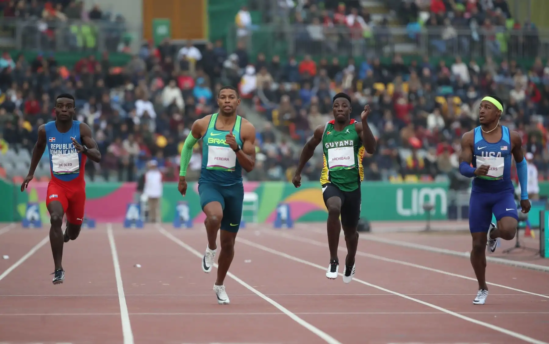 Mayovanez de Oleo (i) de República Dominicana, Rodrigo Pereira (2-i) de Brasil, Emanuel Archibald (2-d) de Guyana y Michael Rodgers de Estados Unidos compiten en la  semifinal de la prueba 100 metros masculino en los Panamericanos Lima 2019.
Foto: EFE