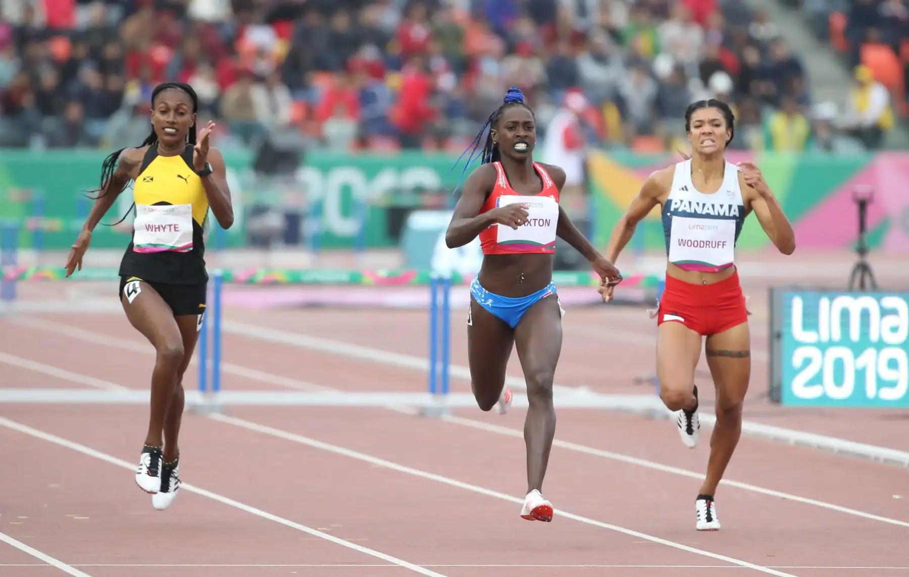 Ronda Whyte de Jamaica, Grace Claxton de Puerto Rico y Gianna Woodruff de Panamá compiten en semifinal de la prueba 400 m vallas femenino de atletismo en los Juegos Panamericanos Lima 2019.
Foto: EFE
