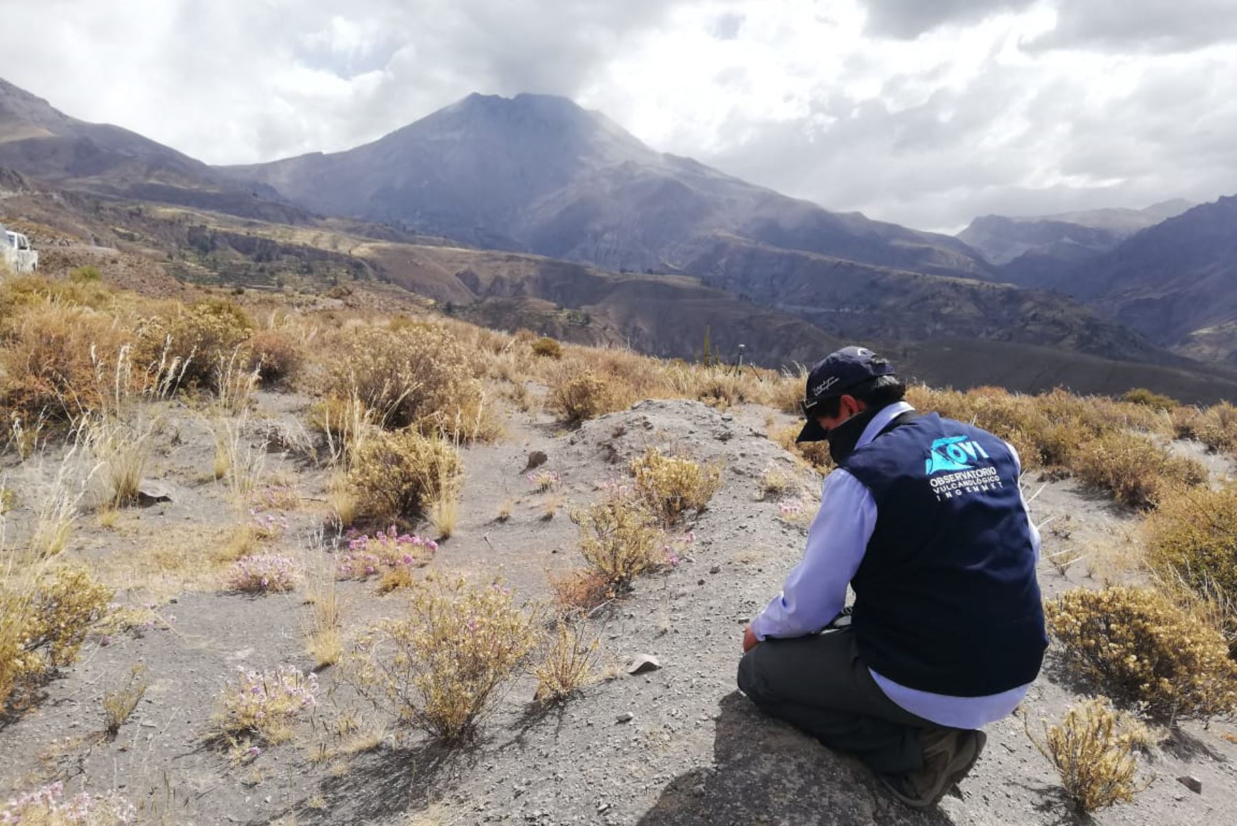 Especialistas del Ingemmet hicieron trabajos de geología y evaluación de peligros tras las dos explosiones del volcán Ubinas, región Moquegua.