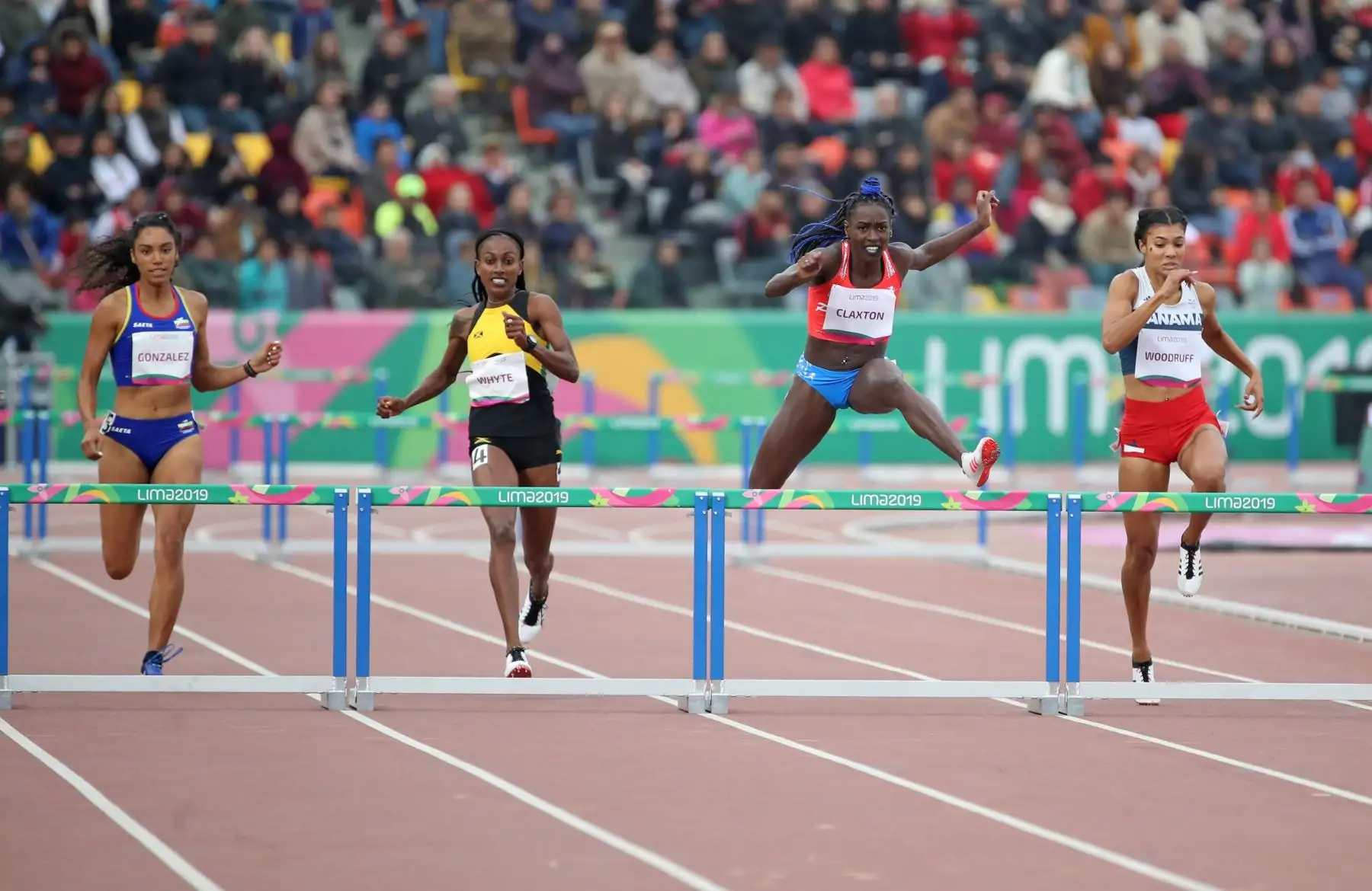 Desde la izquierda, Melissa González, Ronda Whyte, Grace Claxton de Puerto Rico y Gianna Woodruff compiten la semifinal de la prueba 400 metras vallas femenino de atletismo en los Juegos Panamericanos Lima  2019.
Foto: Lima 2019