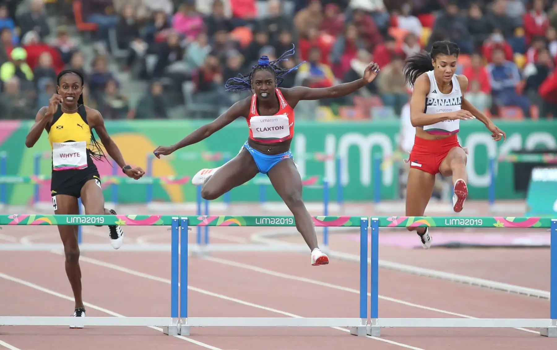 Grace Claxton (c) de Puerto Rico compite en semifinales de la prueba 400 metros vallas femenino de atletismo en los Juegos Panamericanos Lima 2019.
Foto: EFE