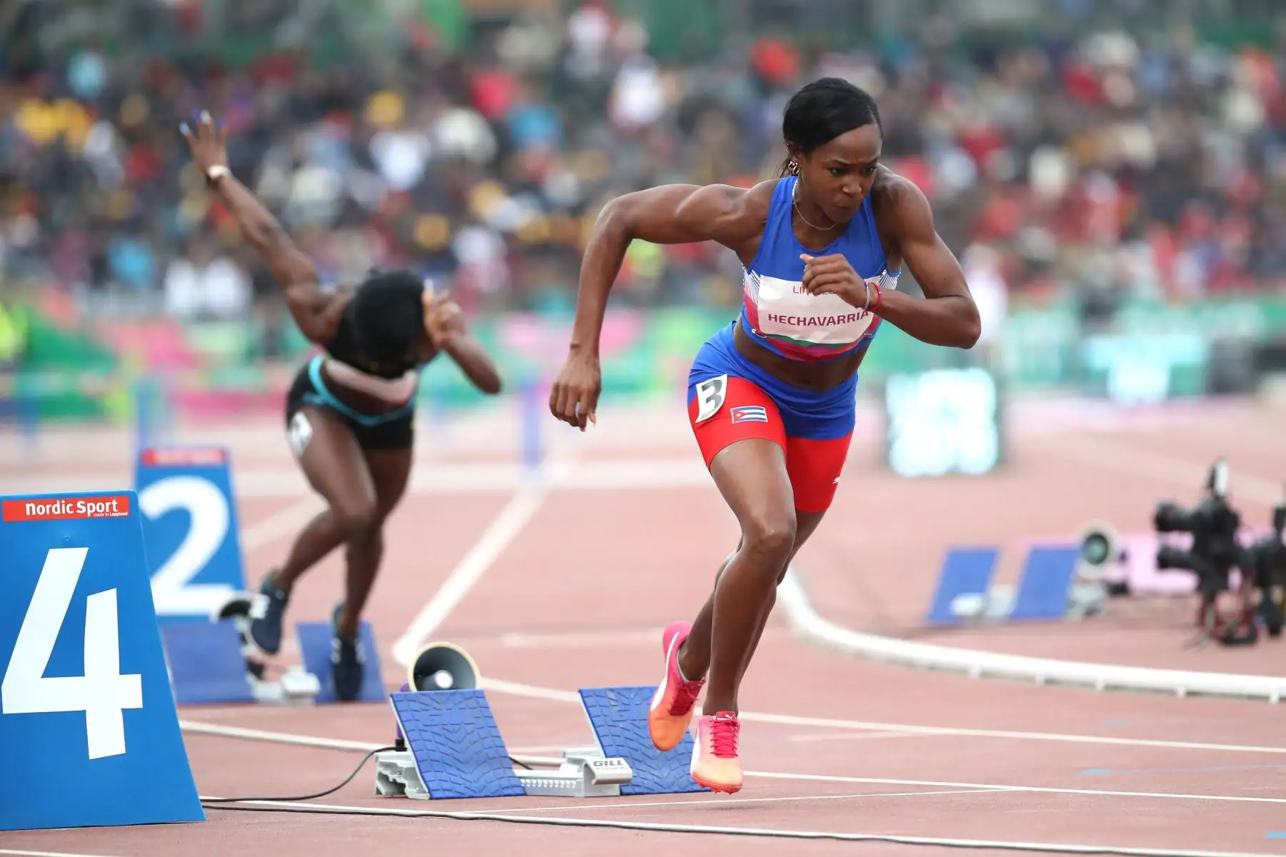 Zurian Hechavarría (d) de Cuba compite en  semifinales  la prueba 400 m vallas femenino de atletismo en los Juegos Panamericanos Lima 2019.
Foto: EFE