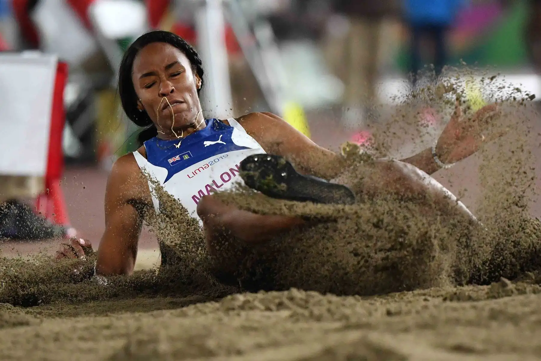 Chantel Malone de las Islas Vírgenes Británicas compite en la final de salto de longitud femenino de atletismo en los Juegos Panamericanos de Lima 2019.
Foto: AFP