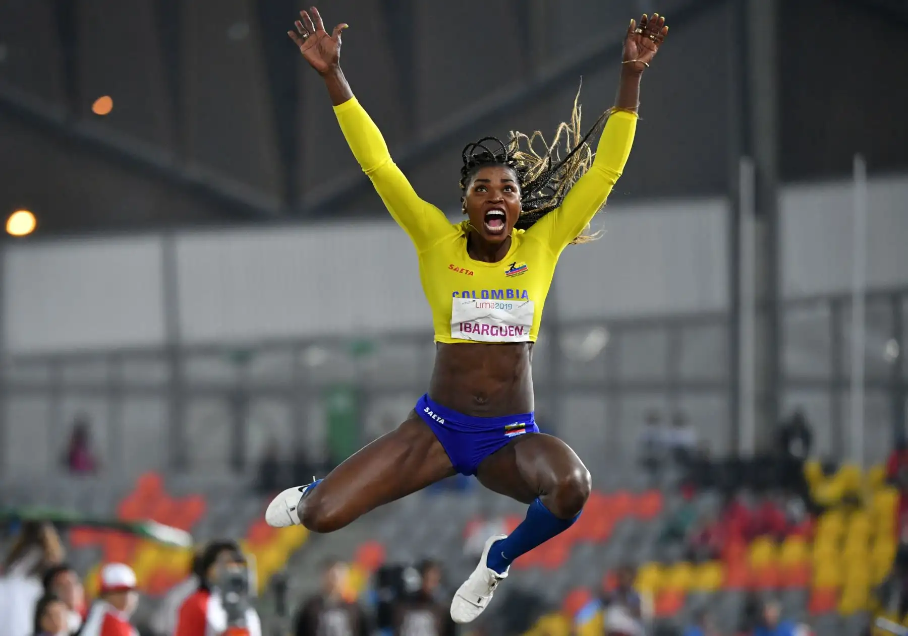 La colombiana Caterine Ibarguen compite en la final de atletismo femenino de salto de longitud en los Juegos Panamericanos de Lima 2019.
Foto: AFP