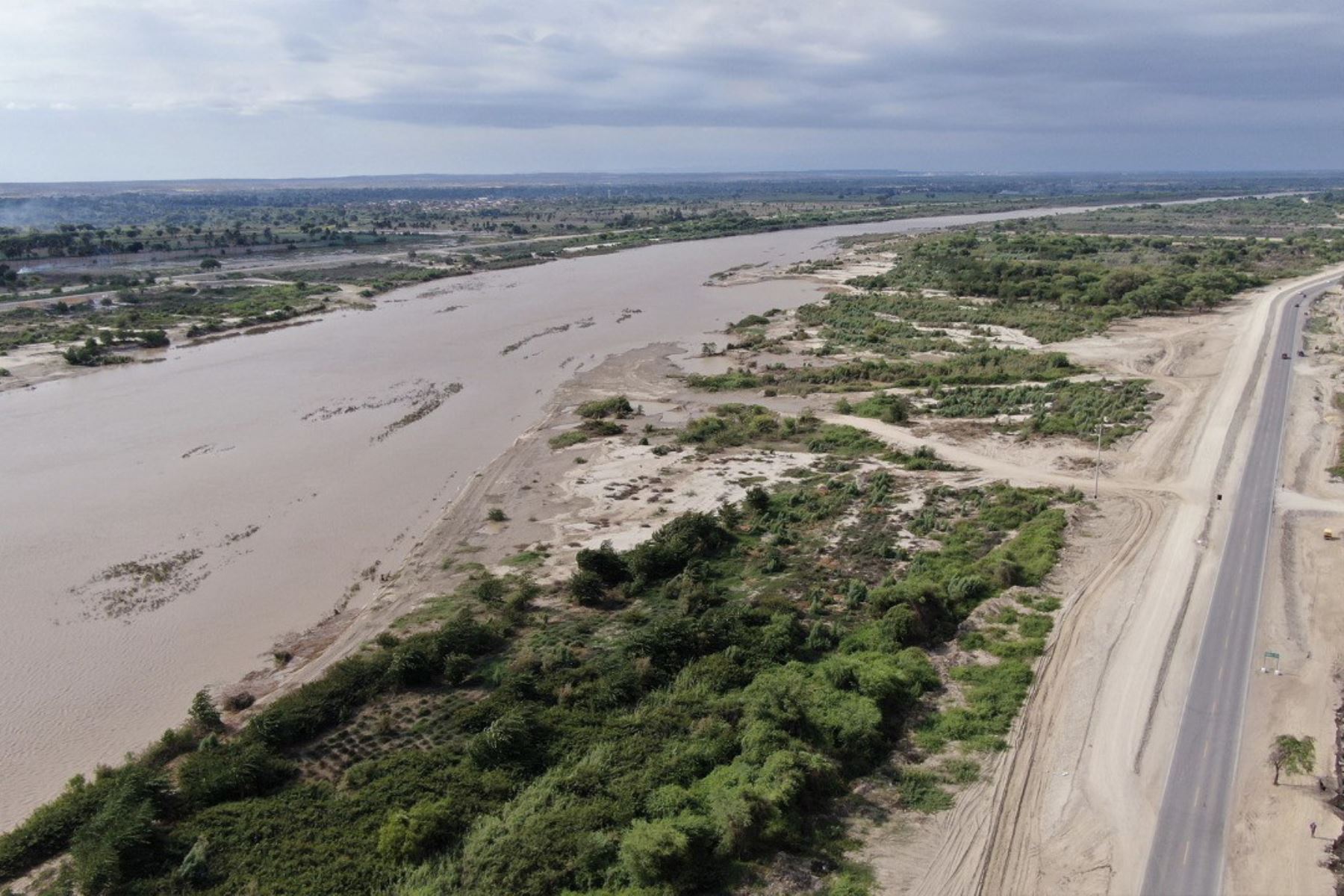 La Autoridad para la Reconstrucción con Cambios gestiona recursos para reforzar defensas ribereñas en el río Piura.