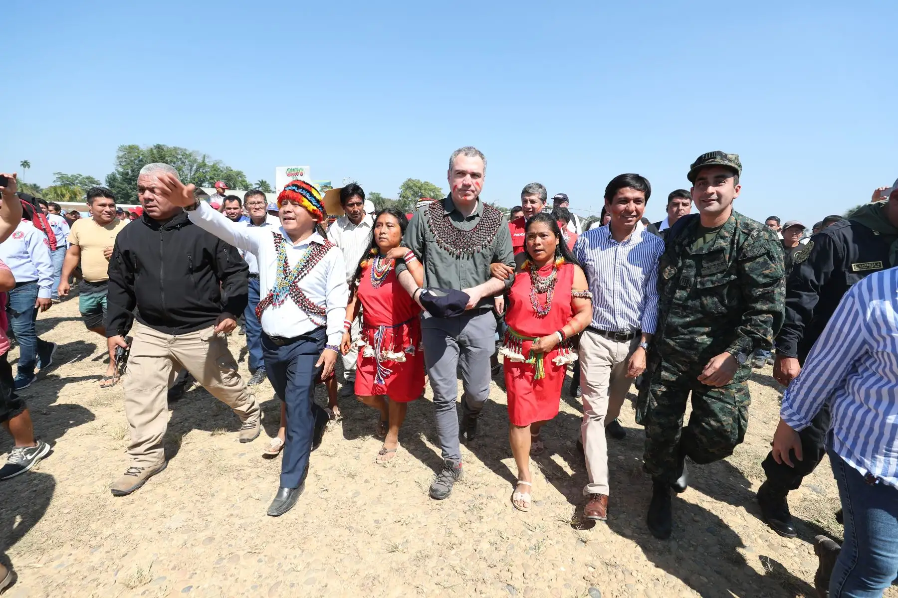 Presidente del Consejo de Ministros, Salvador del Solar y autoridades del Ejecutivo en reunión con representantes de las comunidades nativas de la región Loreto.
Foto: PCM
