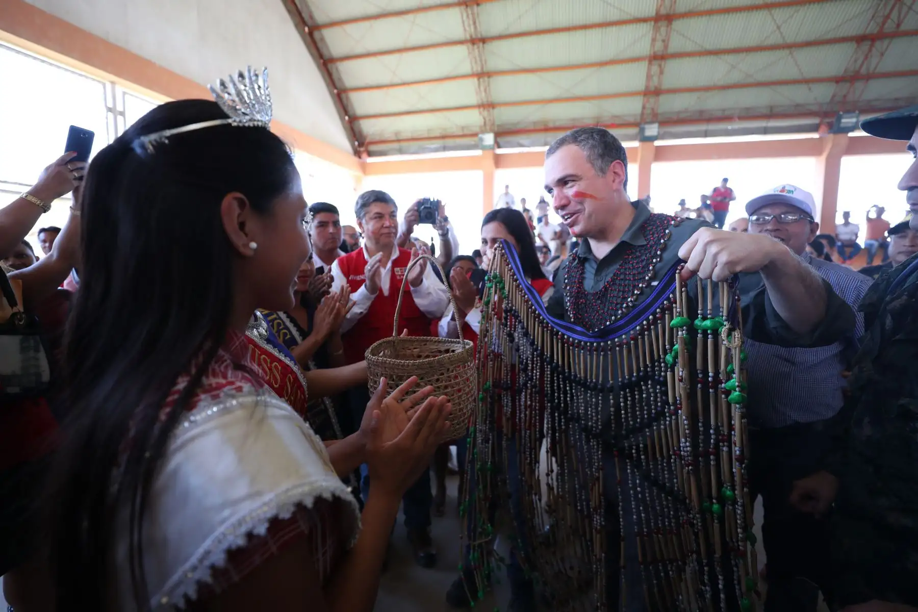 Presidente del Consejo de Ministros, Salvador del Solar y autoridades del Ejecutivo en reunión con representantes de las comunidades nativas de la región Loreto.
Foto: PCM