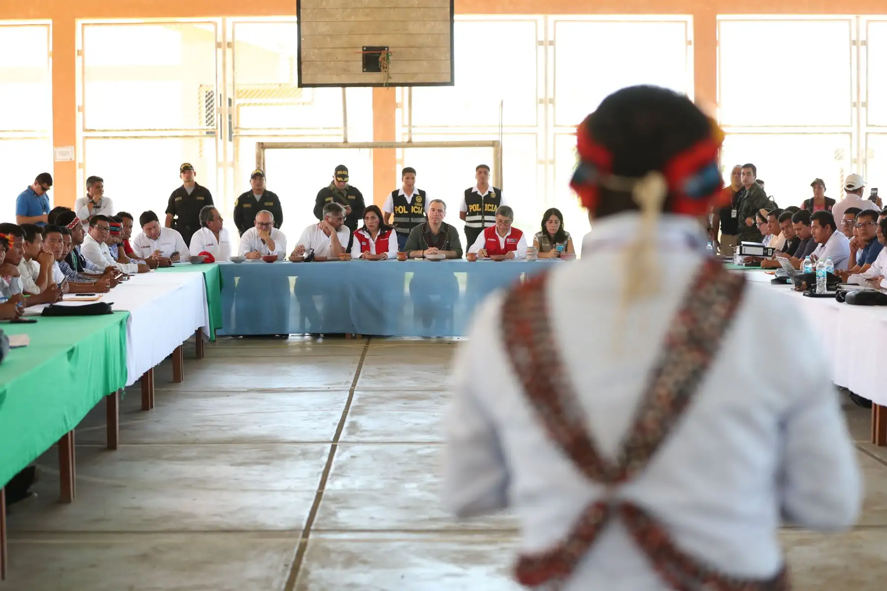 Presidente del Consejo de Ministros, Salvador del Solar y autoridades del Ejecutivo en reunión con representantes de las comunidades nativas de la región Loreto.
Foto: PCM