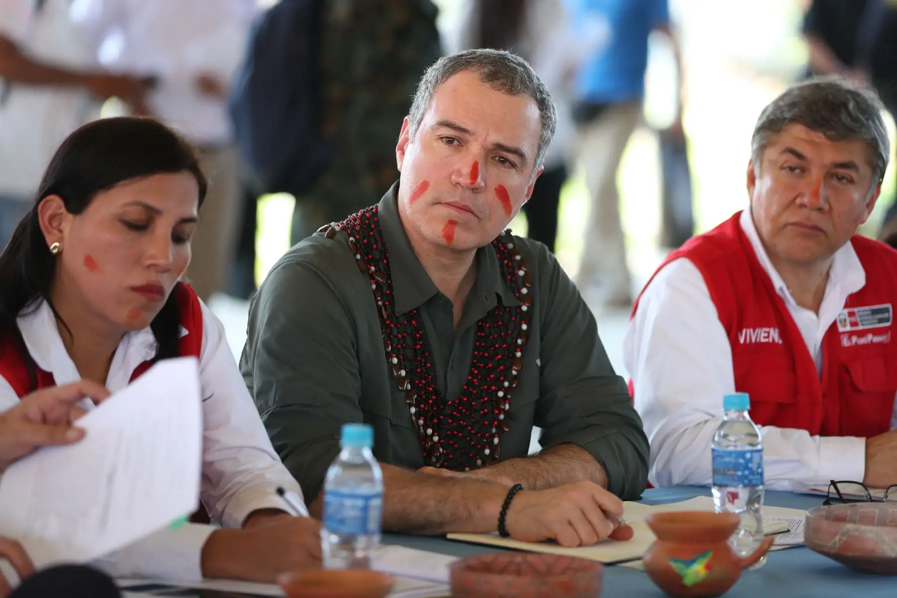 Presidente del Consejo de Ministros, Salvador del Solar y autoridades del Ejecutivo en reunión con representantes de las comunidades nativas de la región Loreto.
Foto: PCM