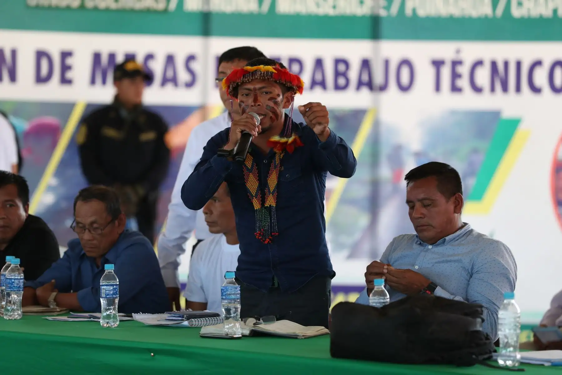 Presidente del Consejo de Ministros, Salvador del Solar y autoridades del Ejecutivo en reunión con representantes de las comunidades nativas de la región Loreto.
Foto: PCM