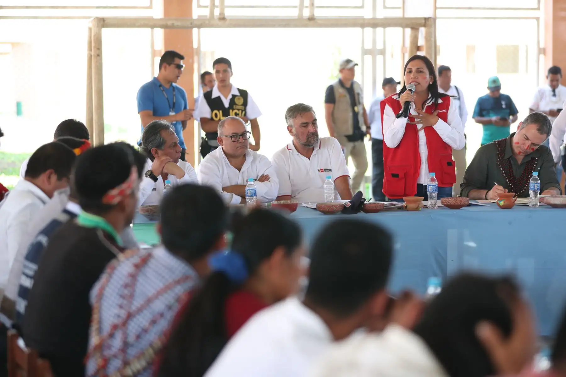 Presidente del Consejo de Ministros, Salvador del Solar y autoridades del Ejecutivo en reunión con representantes de las comunidades nativas de la región Loreto.
Foto: PCM