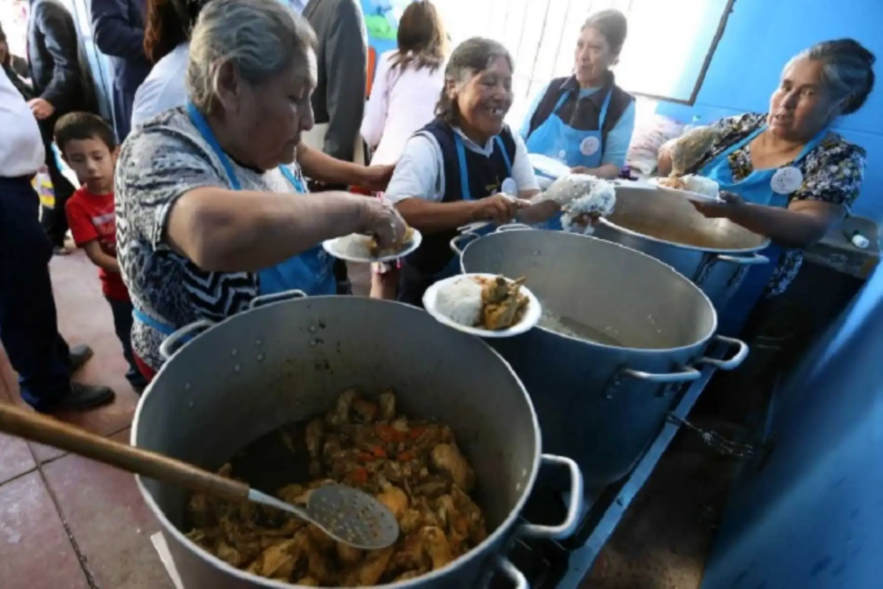 Los comedores populares se reactivarán desde junio próximo, con lo cual se reanudará el servicio de alimentación para más de 700,000 usuarios en situación de pobreza y extrema pobreza en todo el país, anunció hoy el presidente de la República, Martín VizcarraFoto: .ANDINA/Difusión