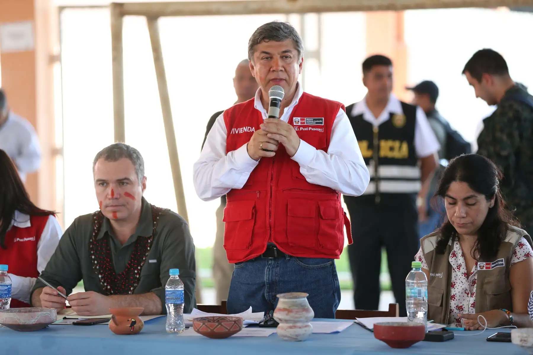 Ministro de Vivienda, Construcción y Saneamiento,Miguel Luis Estrada y el presidente del Consejo de Ministros, Salvador del Solar se reúnen con representantes de las comunidades nativas de la región Loreto.
Foto: PCM