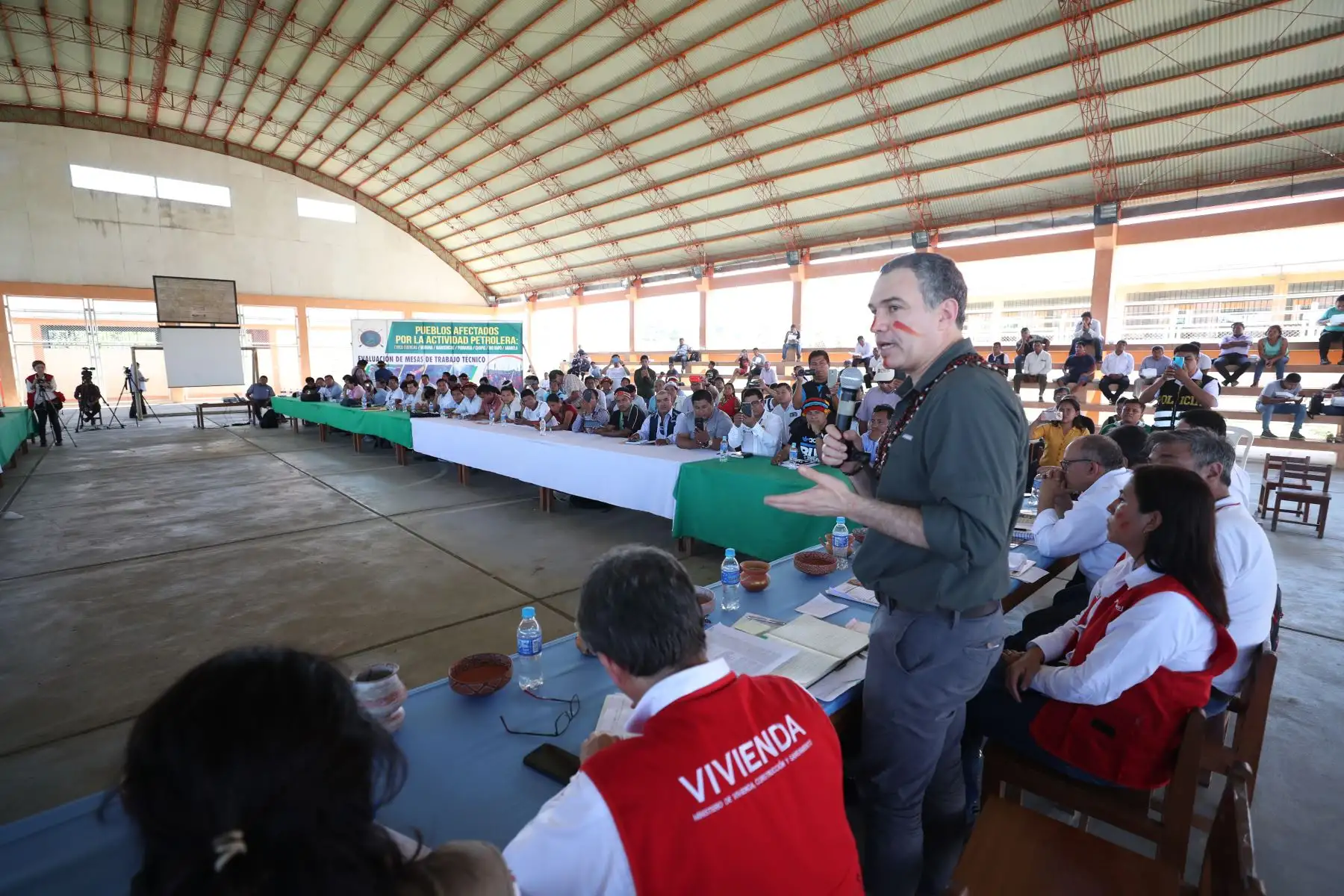 Presidente del Consejo de Ministros, Salvador del Solar y autoridades del Ejecutivo en reunión con representantes de las comunidades nativas de la región Loreto.
Foto: PCM