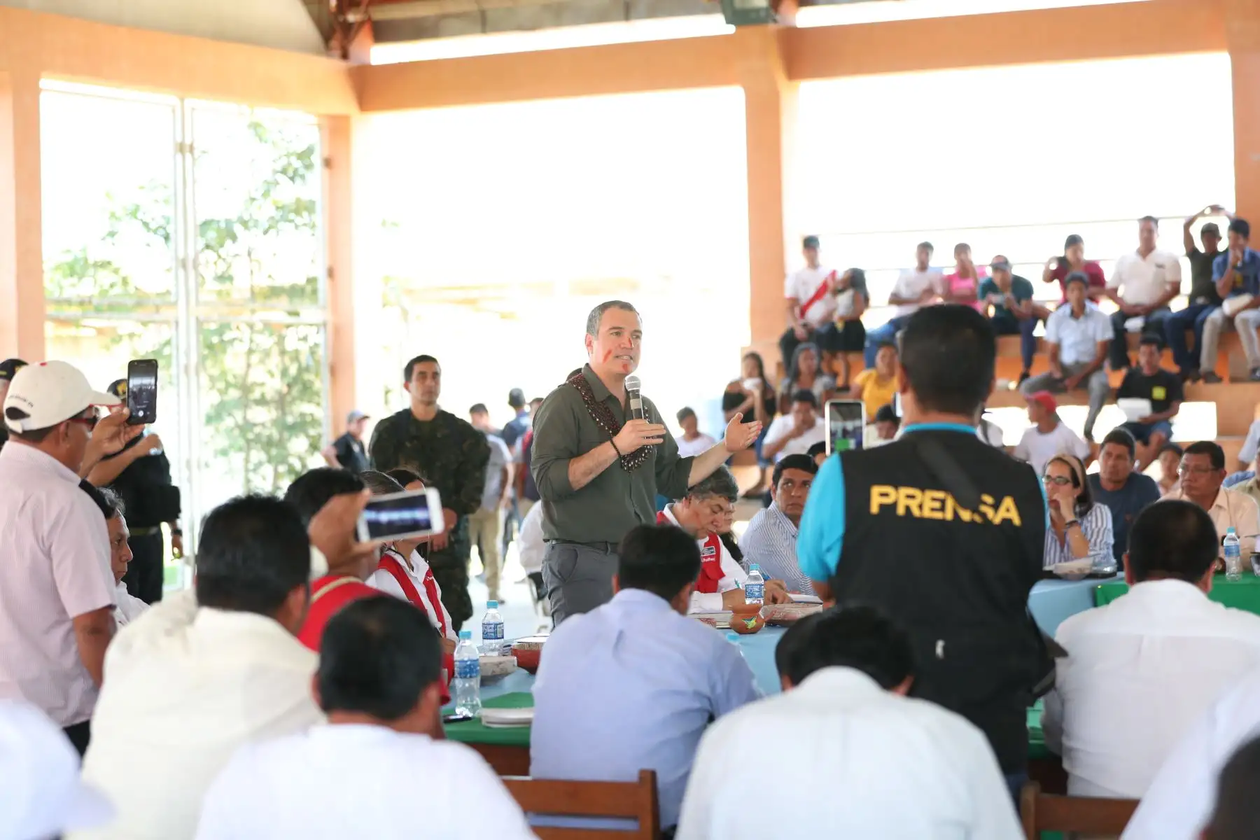 Presidente del Consejo de Ministros, Salvador del Solar y autoridades del Ejecutivo en reunión con representantes de las comunidades nativas de la región Loreto.
Foto: PCM