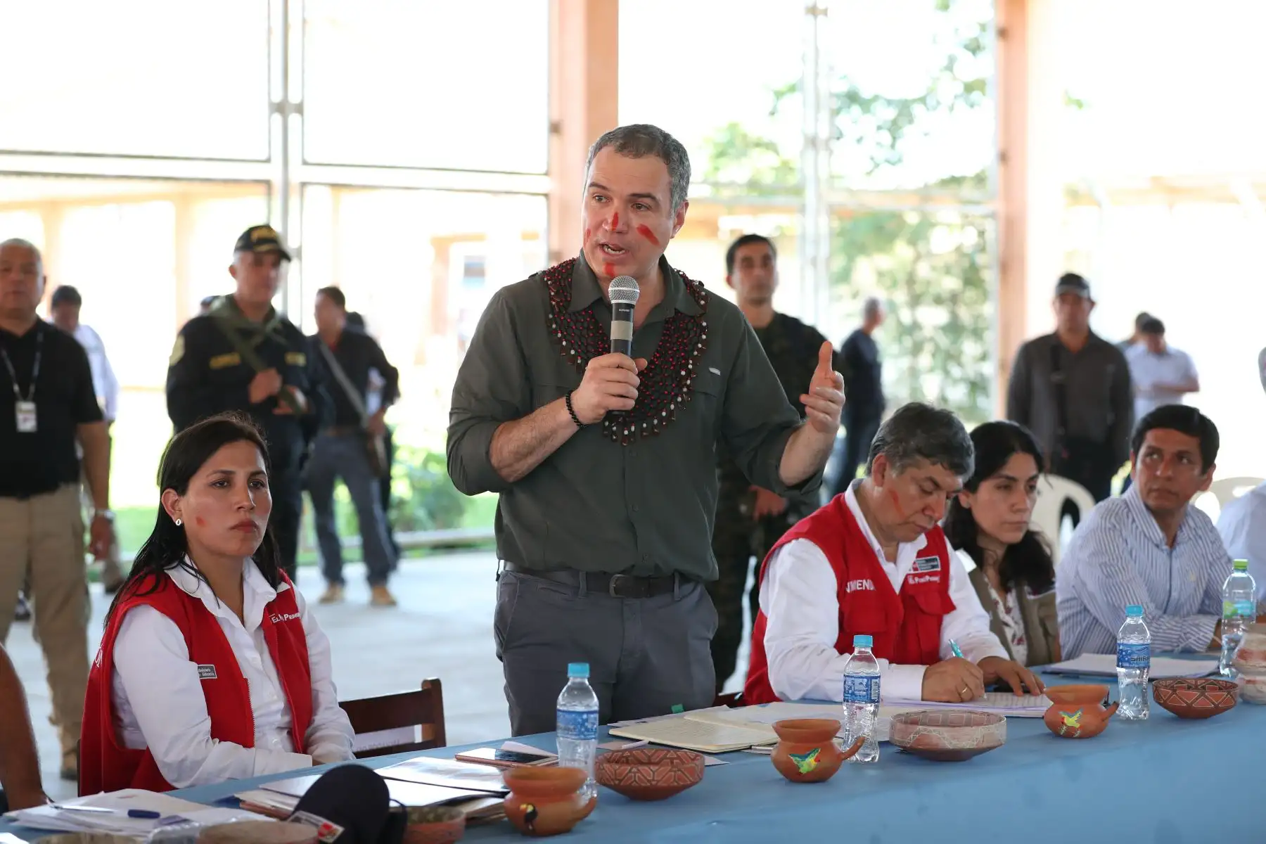 Presidente del Consejo de Ministros, Salvador del Solar y autoridades del Ejecutivo en reunión con representantes de las comunidades nativas de la región Loreto.
Foto: PCM