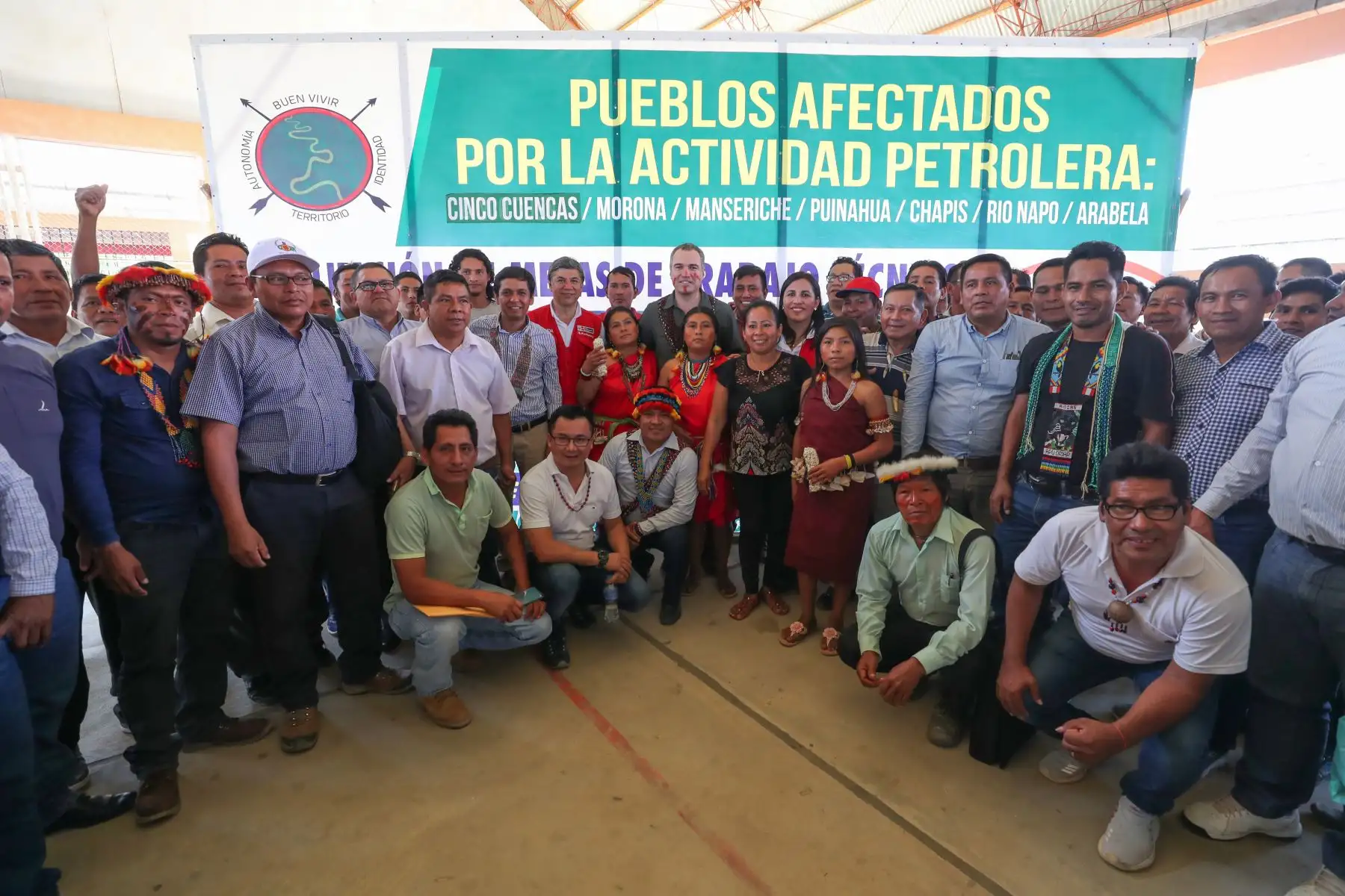 Presidente del Consejo de Ministros, Salvador del Solar y autoridades del Ejecutivo en reunión con representantes de las comunidades nativas de la región Loreto.
Foto: PCM
