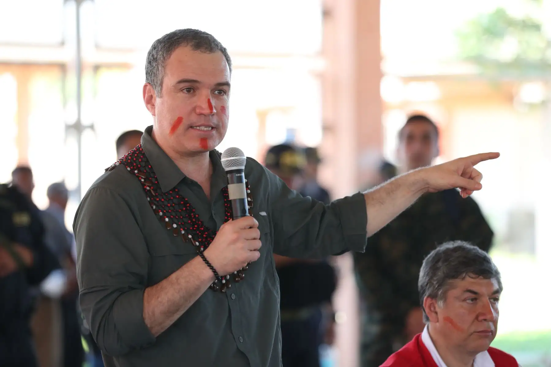 Presidente del Consejo de Ministros, Salvador del Solar y autoridades del Ejecutivo en reunión con representantes de las comunidades nativas de la región Loreto.
Foto: PCM