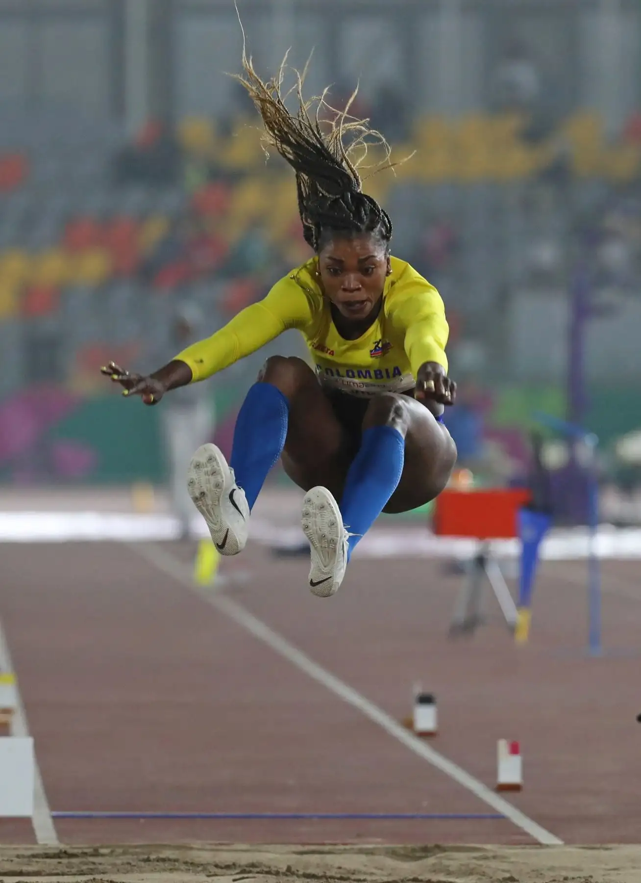 Caterine Ibargüen de Colombia compite en la prueba de longitud femenino de atletismo en los Juegos Panamericanos 2019.
Foto: EFE