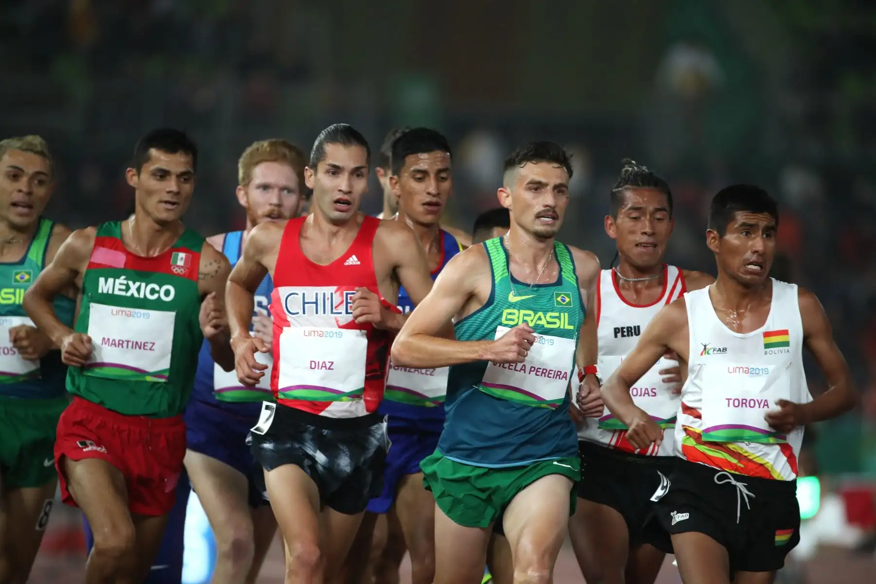 Atletas compiten  la prueba de 5000 metros masculino en atletismo en los Juegos Panamericanos 2019.
Foto: EFE