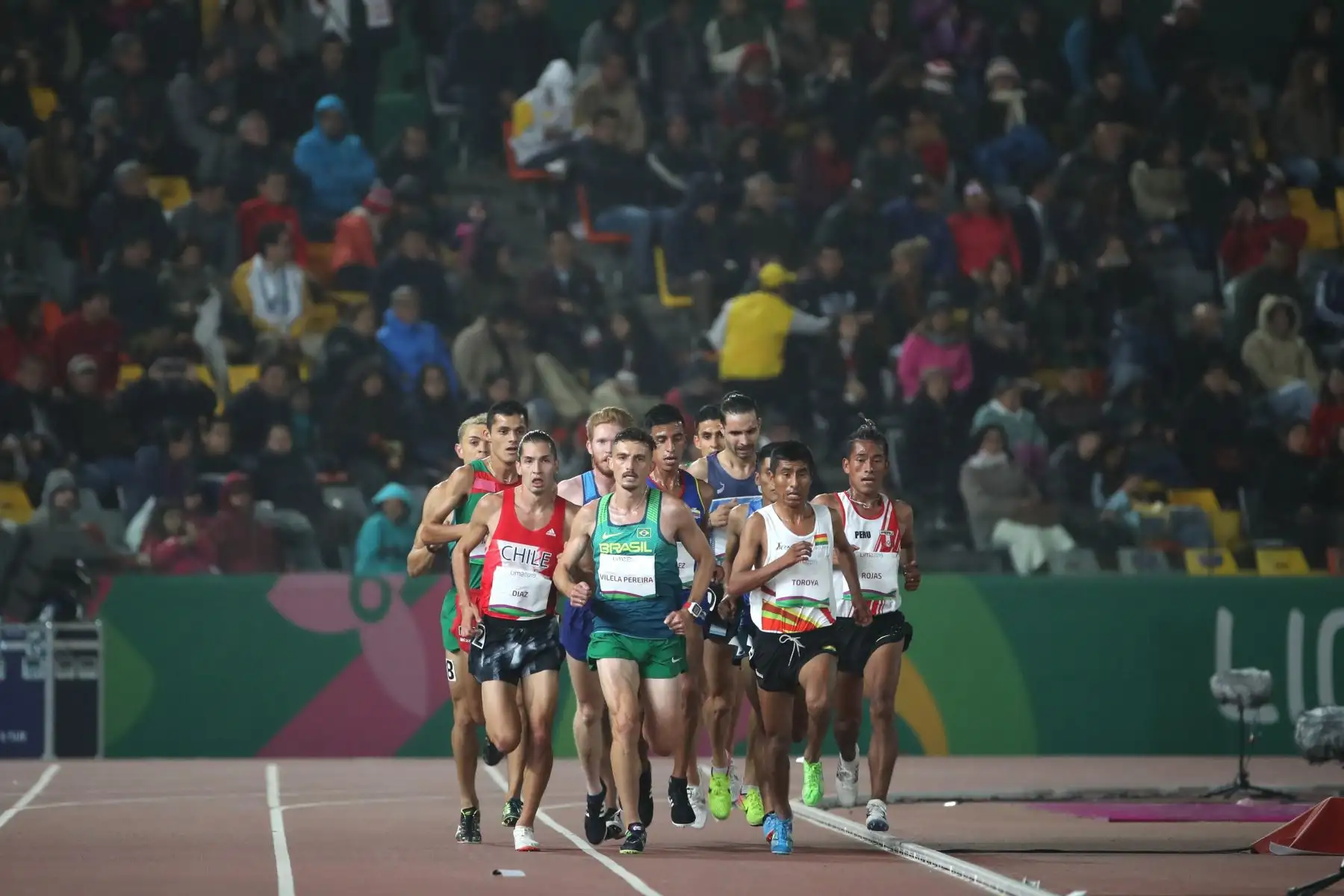 Atletas compiten la prueba de 5000 metros masculino en atletismo en los Juegos Panamericanos 2019.
Foto: EFE