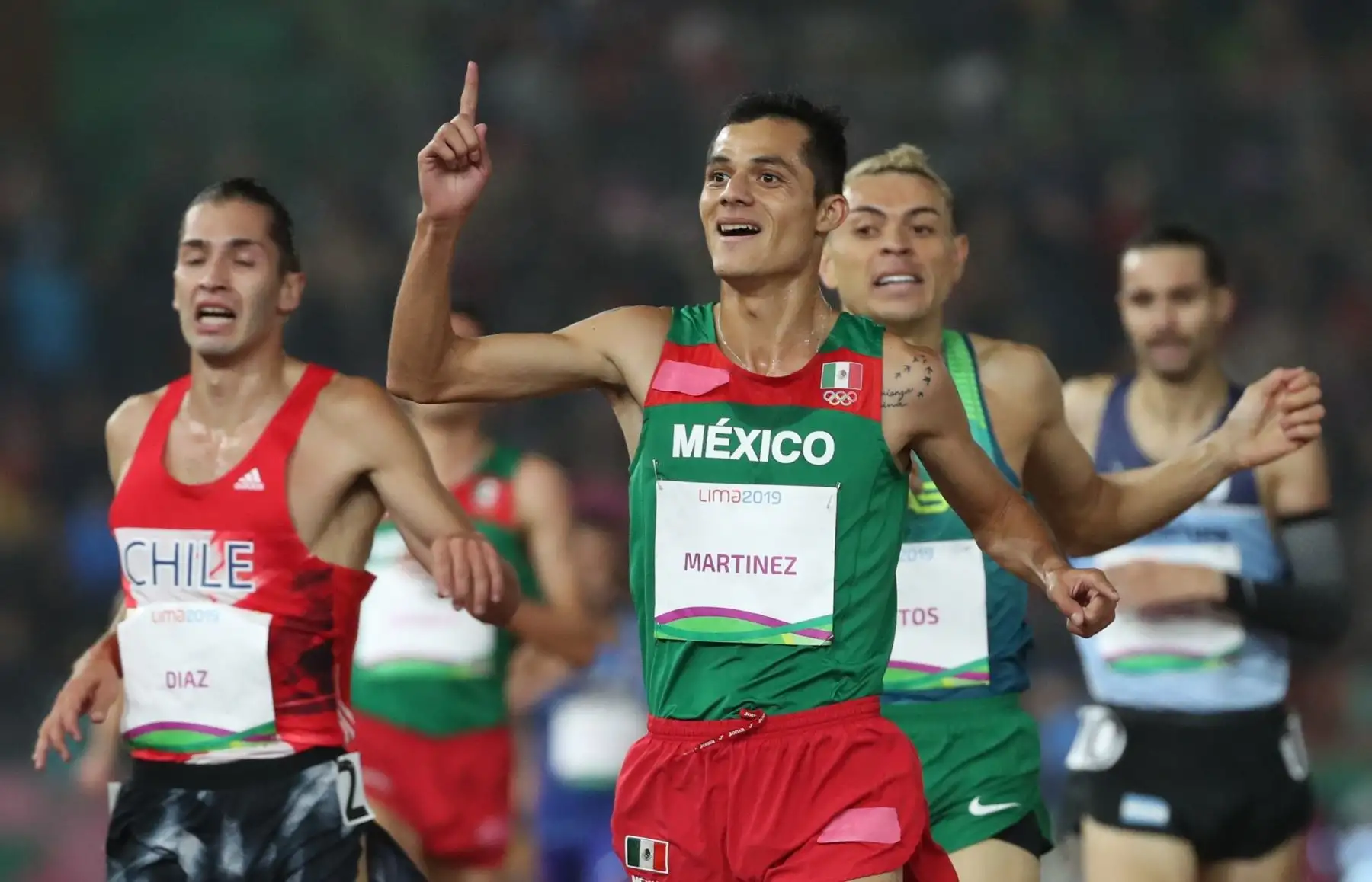 Fernando Martínez (c) de México celebra al ganar 5000 metros masculino en atletismo en los Juegos Panamericanos Lima  2019.
Foto: Lima 2019