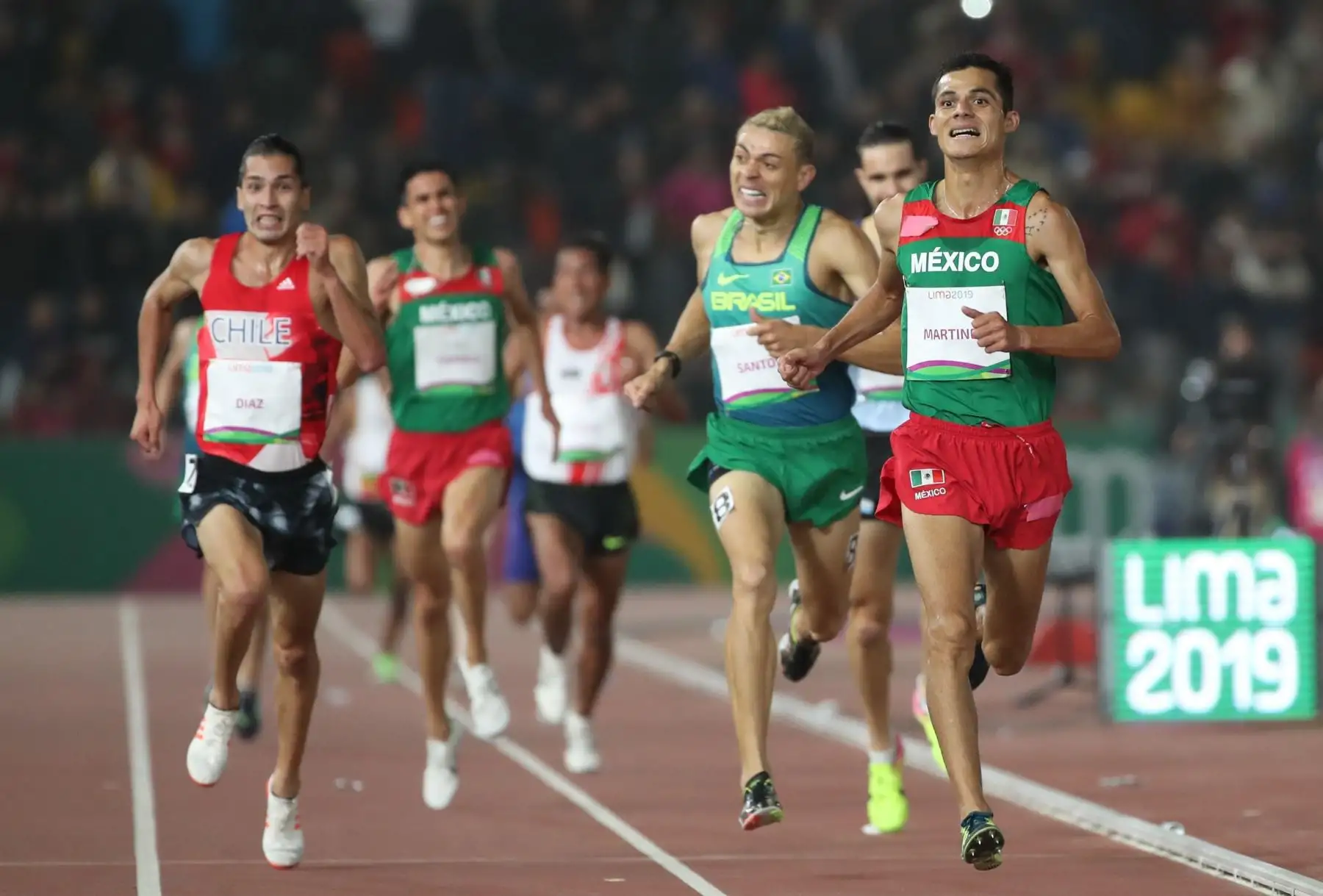 Fernando Martínez (d) de México compite para ganar la medalla de oro en la prueba 5000 metros masculino en atletismo en los Juegos Panamericanos Lima 2019.
Foto: EFE