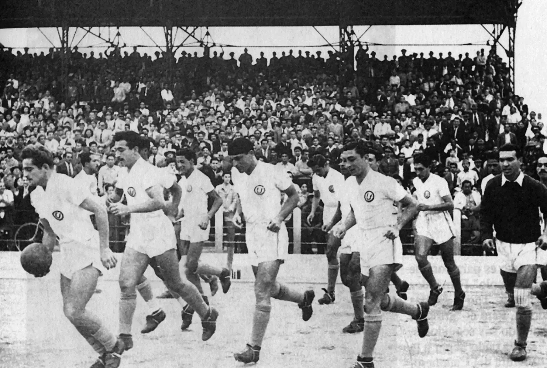 Lolo Fernández sale con su equipo Universitario de Deportes a las canchas. Foto: Archivo El Peruano.