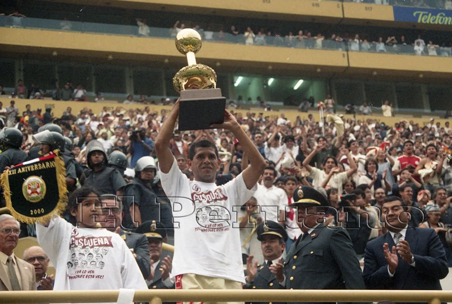 El puma Carranza levanta la copa que corona a Universitario como campeón el año 2000. Foto: Archivo El Peruano.